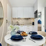 Apartment Glar